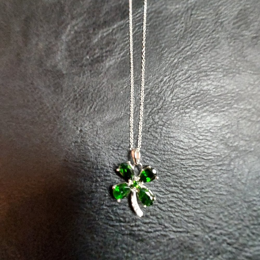 GREEN CLOVER NECKLACE